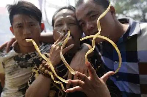 Man Grows His Fingernails For 21 Years, See What It Looks Like (Photo)